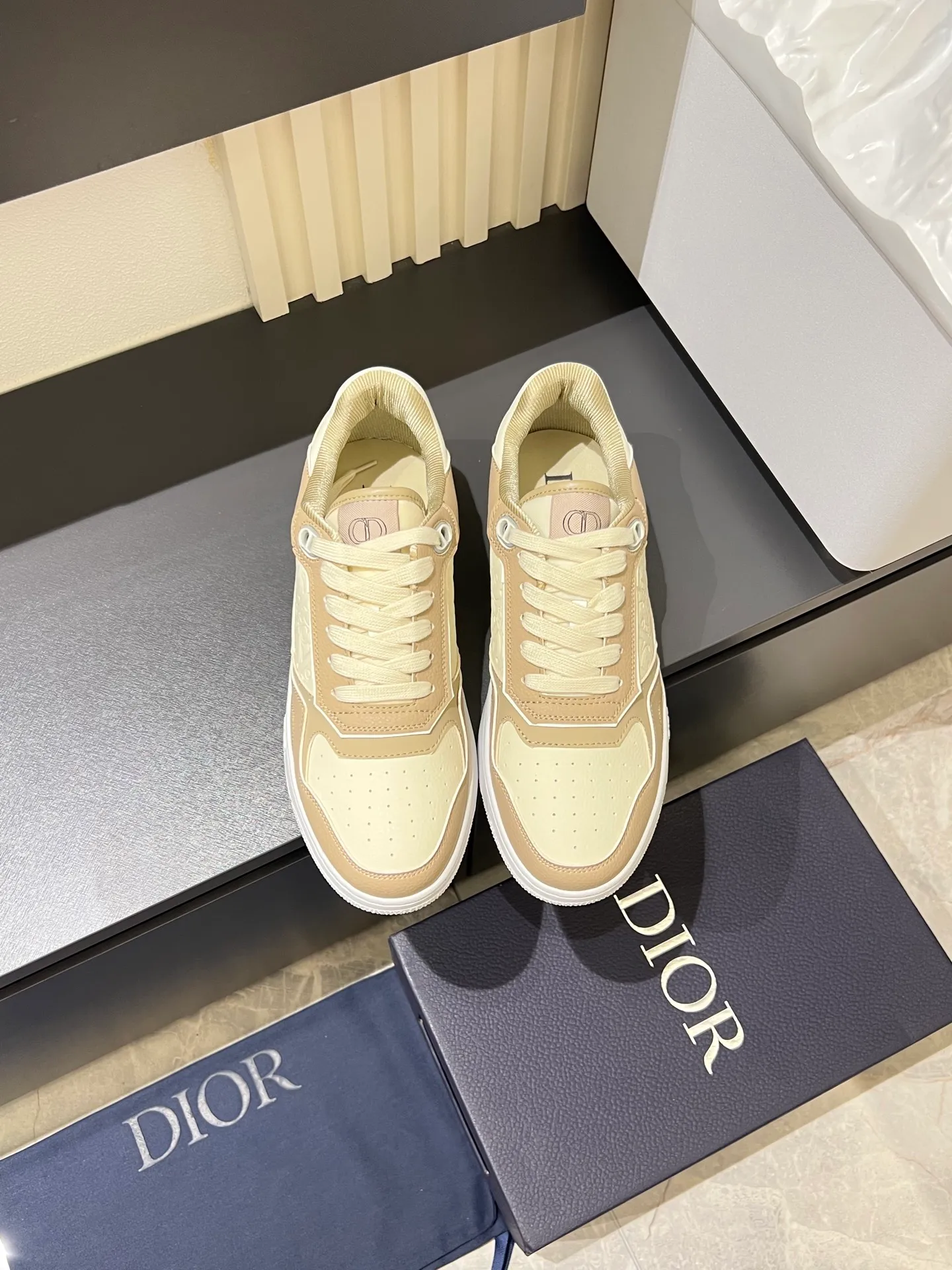 Men's shoes 💰p400 "Dio*" mid-top B27 casual sneakers. This B27 high-top sneaker is a new product in the series and continues Di*r's classic style. Crafted from gray and white smooth calf leather with beige and black Oblique print panels on the sides. The "CD Icon" shaped shoelace eyelets are clever and delicate, and the two-color rubber sole, rear collar and heel are all equipped with the brand's iconic details to enhance the style. Oblique printed straps at the ankle allow for an adjustable fit to complement the overall design. Fashionable and versatile, it can complement any look. Create an exquisite design with unique dynamic vitality and modern atmosphere, presented in low-top and high-top styles. This new must-have shoe adds a new dimension to Dior's archive heritage, embodying modern elegance. Purchase the original version and make it 1:1. If you need top quality, please come to me! Male 38-44!